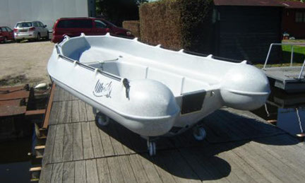 robuste huurboot bij donkerswatersport